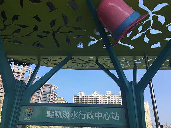 几米妹妹在公車亭上的帽子.jpg