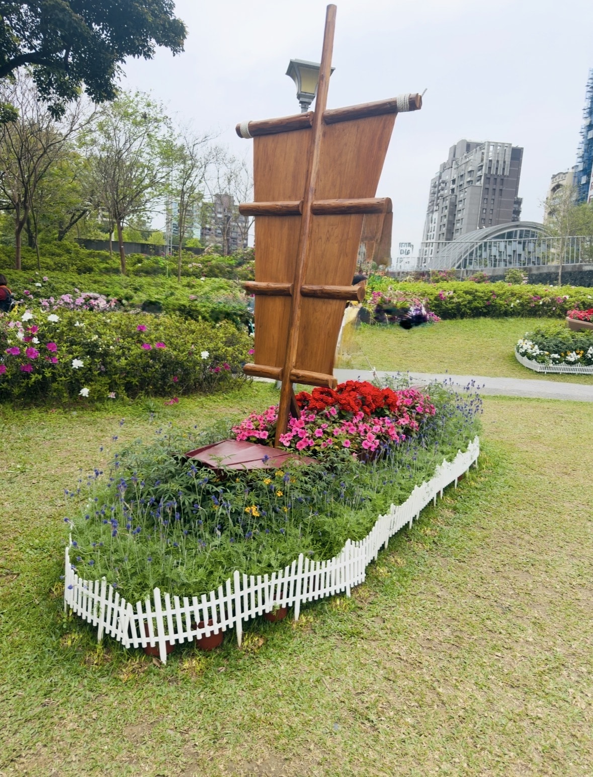 【捷運直達】2026大安森林公園花季全攻略：21萬株杜鵑與繡球齊放！「拾花號」方舟登場，賞花最佳時間大公開