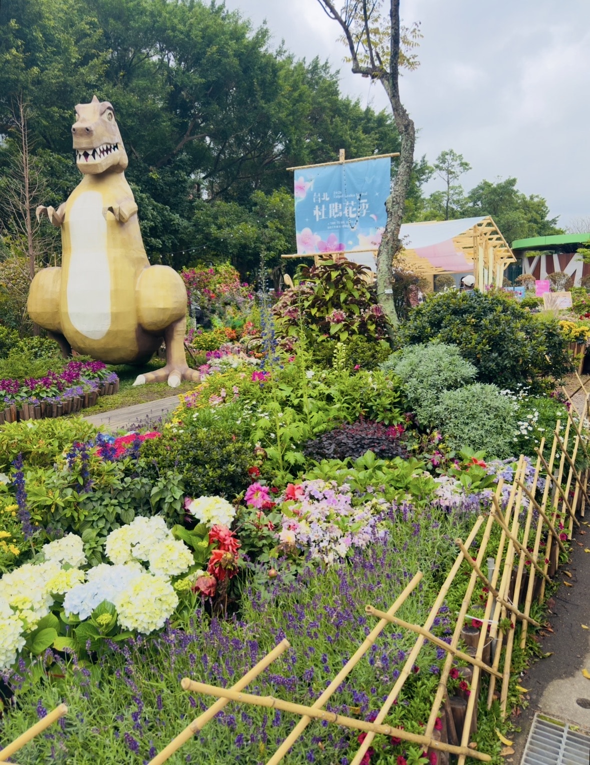 【捷運直達】2026大安森林公園花季全攻略：21萬株杜鵑與繡球齊放！「拾花號」方舟登場，賞花最佳時間大公開