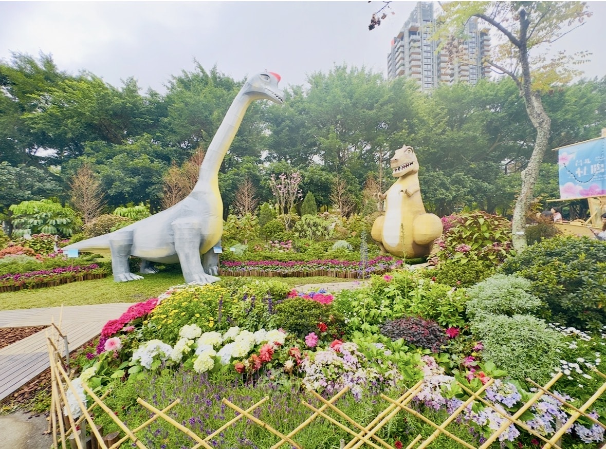 【捷運直達】2026大安森林公園花季全攻略：21萬株杜鵑與繡球齊放！「拾花號」方舟登場，賞花最佳時間大公開