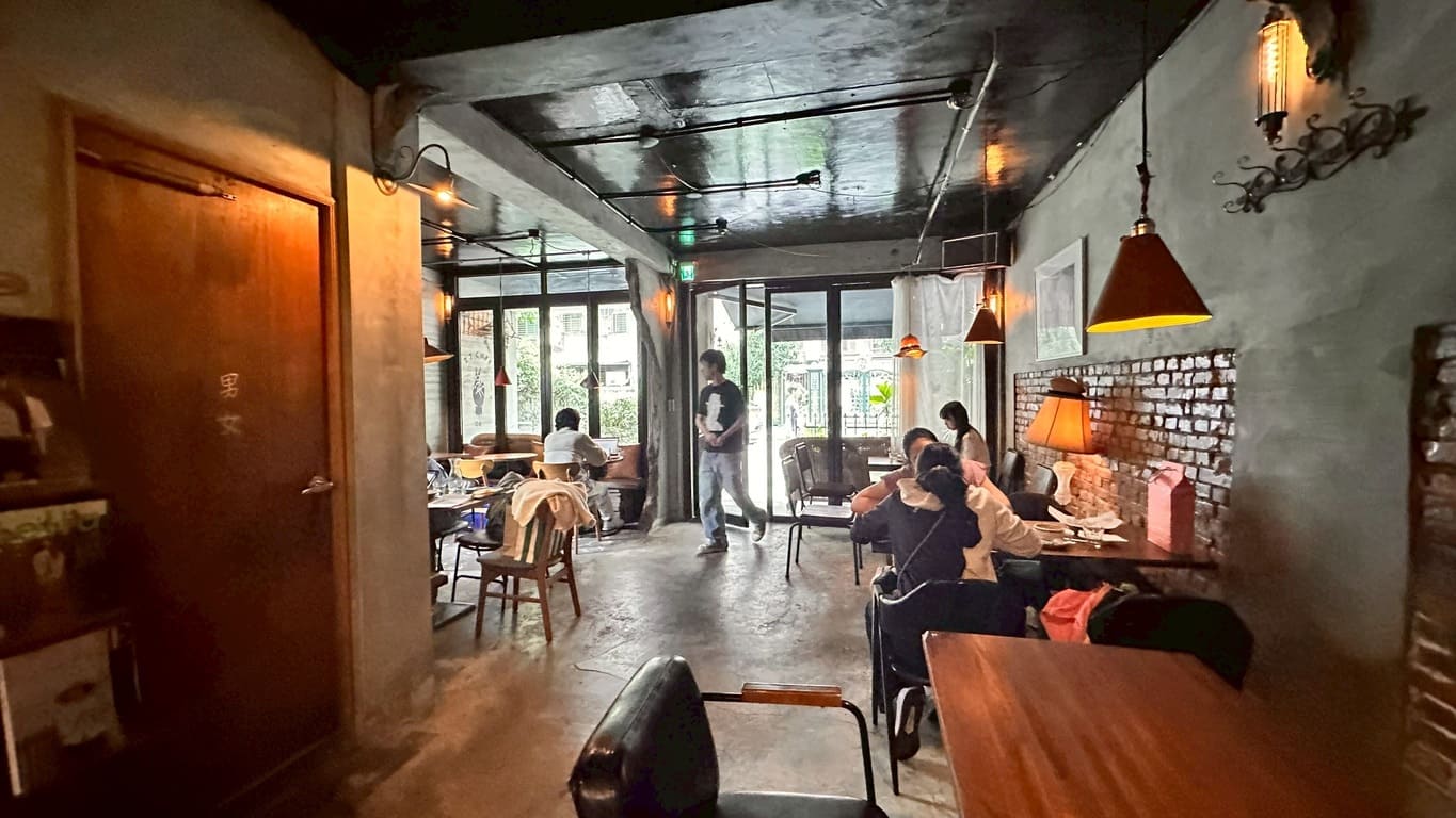 🏛️ 大安區下午茶推薦！森林系老宅 CAFE 遇見韓式道地美食，享受不被催促的愜意午後時光