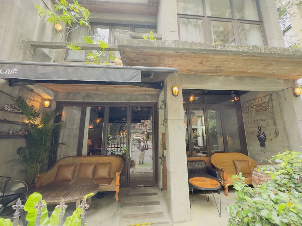 🏛️ 大安區下午茶推薦！森林系老宅 CAFE 遇見韓式道地美食，享受不被催促的愜意午後時光