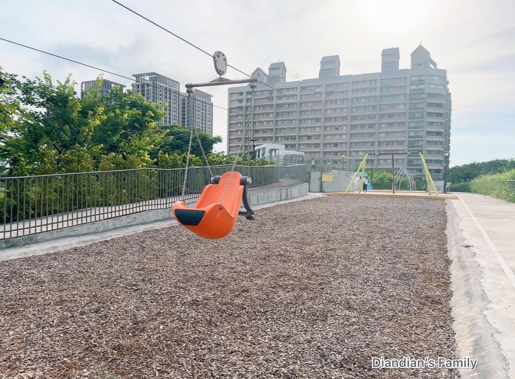 🚇【淡水景點推薦】親子經典必訪、超好拍又好玩的「輕軌造型主題公園」✨