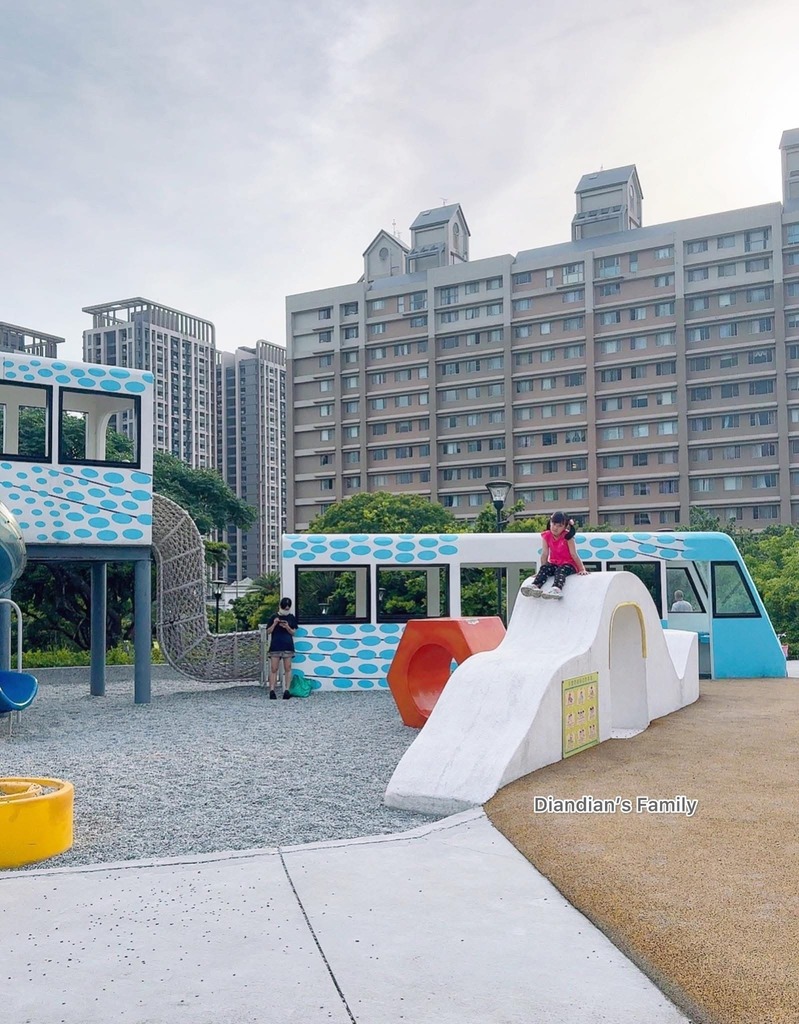 🚇【淡水景點推薦】親子經典必訪、超好拍又好玩的「輕軌造型主題公園」✨