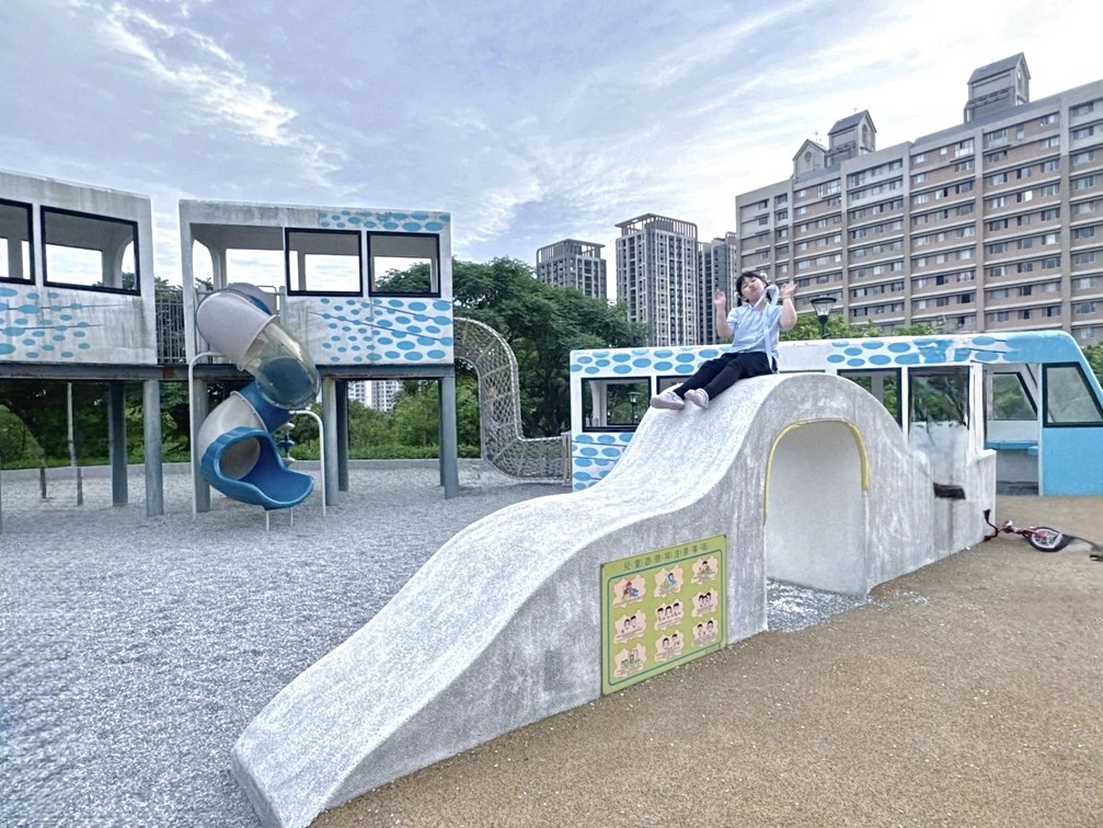 🚇【淡水景點推薦】親子經典必訪、超好拍又好玩的「輕軌造型主題公園」✨