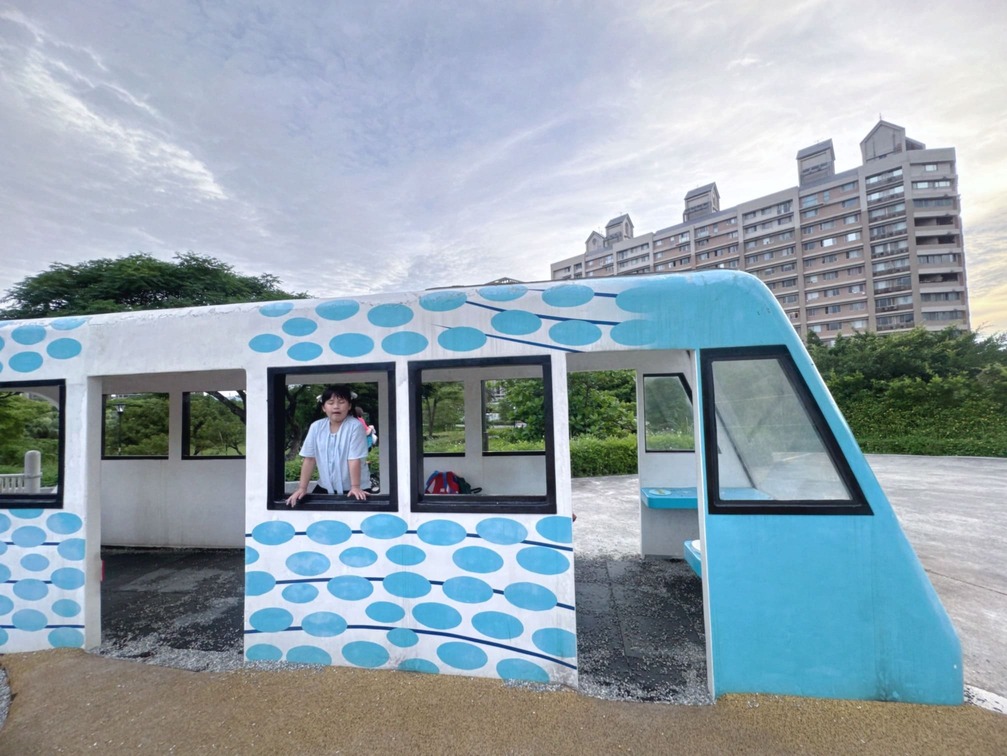 🚇【淡水景點推薦】親子經典必訪、超好拍又好玩的「輕軌造型主題公園」✨