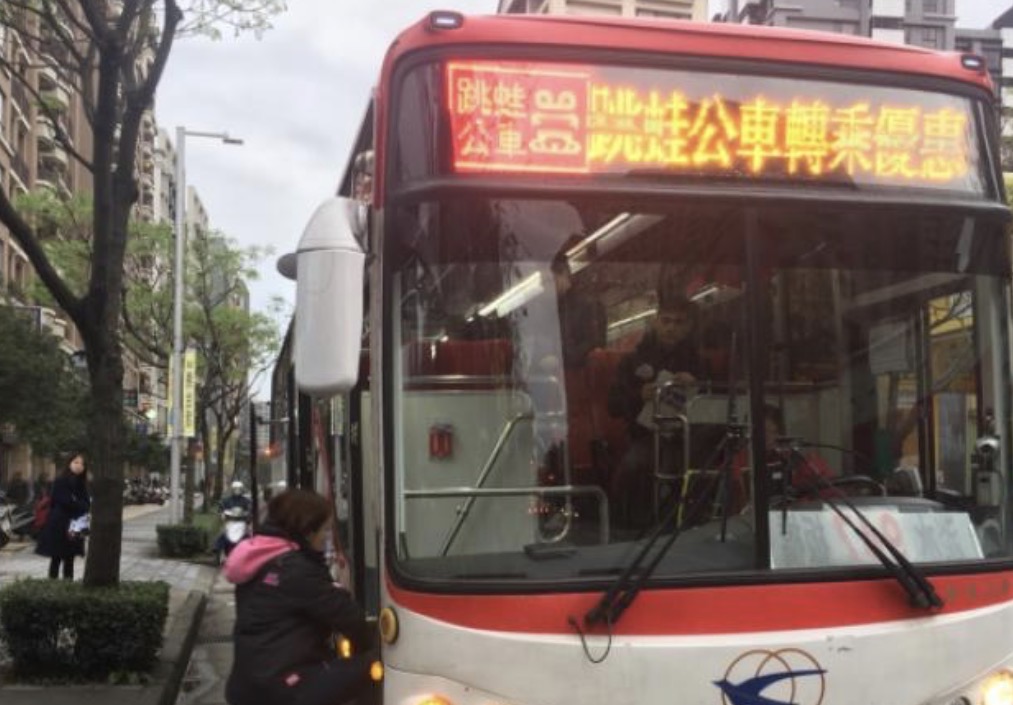 🚌［淡江大橋通車］亮點！最新公車路線啟動、大幅縮短路程，淡水到桃園機場看飛機半日遊，期間限定優惠車票（單趟5元）預約教學